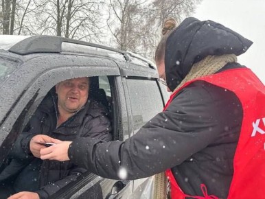 Белгородские автоинспекторы и волонтеры поздравили водителей с Днём защитника Отечества и напомнили о безопасности на дорогах