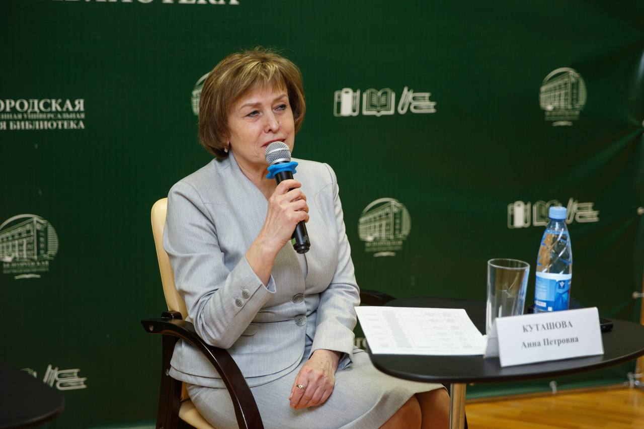 Анна Куташова: Передали 20 представителям некоммерческих организаций книгу «Три года под огнём» Анна Куташова: Передали 20 представителям некоммерческих организаций книгу «Три года под огнём»