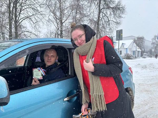 Белгородские автоинспекторы и волонтеры поздравили водителей с Днём защитника Отечества и напомнили о безопасности на дорогах Белгородские автоинспекторы и волонтеры поздравили водителей с Днём защитника Отечества и напомнили о безопасности на дорогах
