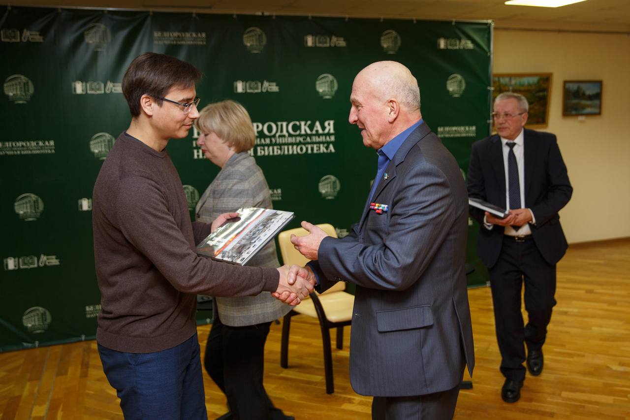 Анна Куташова: Передали 20 представителям некоммерческих организаций книгу «Три года под огнём» Анна Куташова: Передали 20 представителям некоммерческих организаций книгу «Три года под огнём»