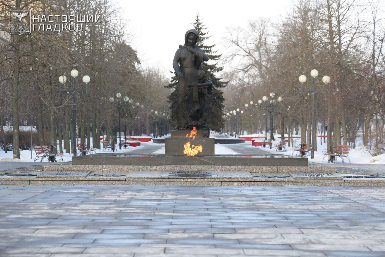 Вячеслав Гладков: В День защитника Отечества вместе с коллегами, ветеранами специальной военной операции, бойцами «Орлана», «БАРСа-Белгород», самообороны, руководством наших силовых структур возложили цветы к Вечному огню...