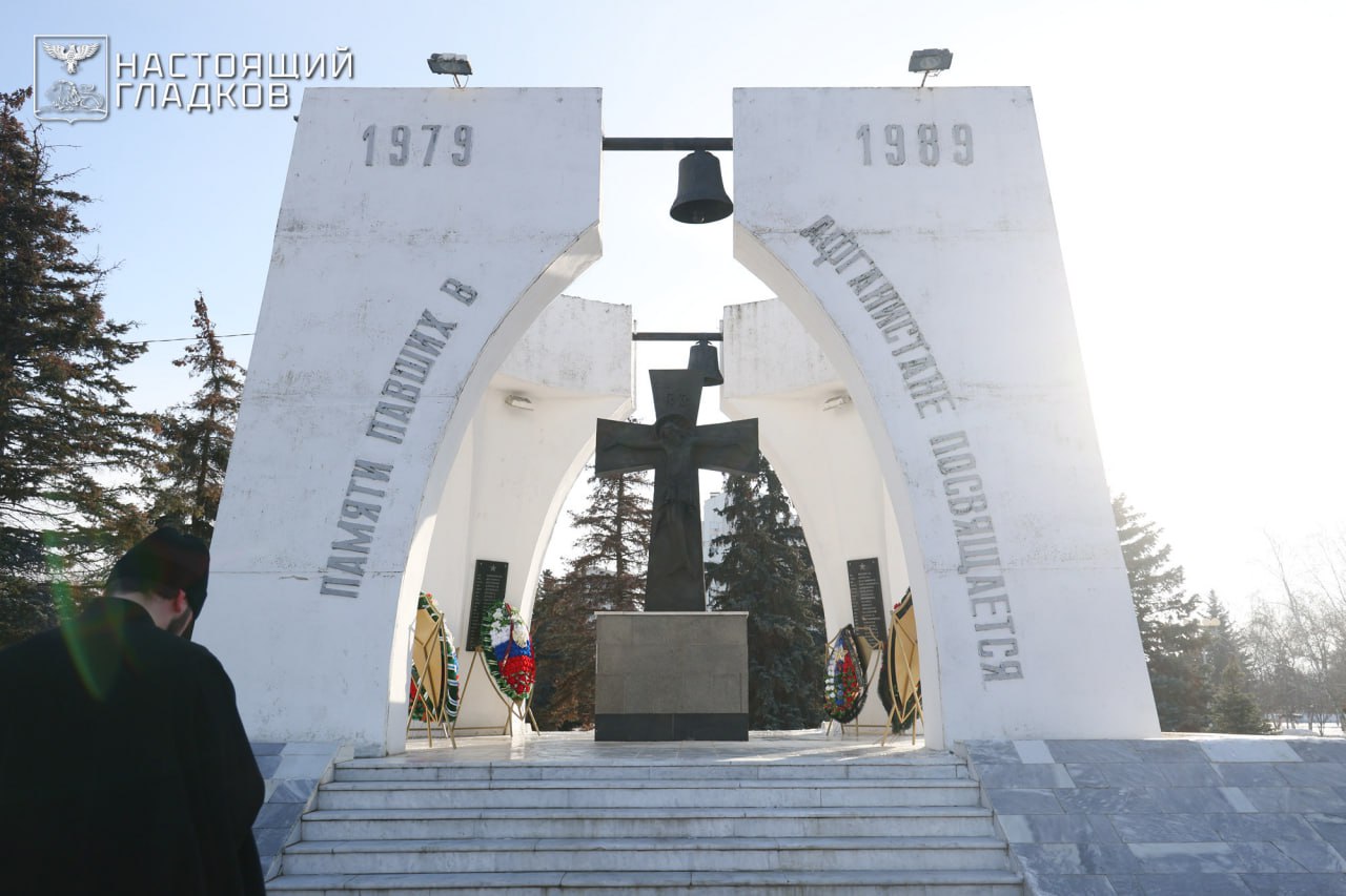 Вячеслав Гладков: В День защитника Отечества вместе с коллегами, ветеранами специальной военной операции, бойцами «Орлана», «БАРСа-Белгород», самообороны, руководством наших силовых структур возложили цветы к Вечному огню... Вячеслав Гладков: В День защитника Отечества вместе с коллегами, ветеранами специальной военной операции, бойцами «Орлана», «БАРСа-Белгород», самообороны, руководством наших силовых структур возложили цветы к Вечному огню...