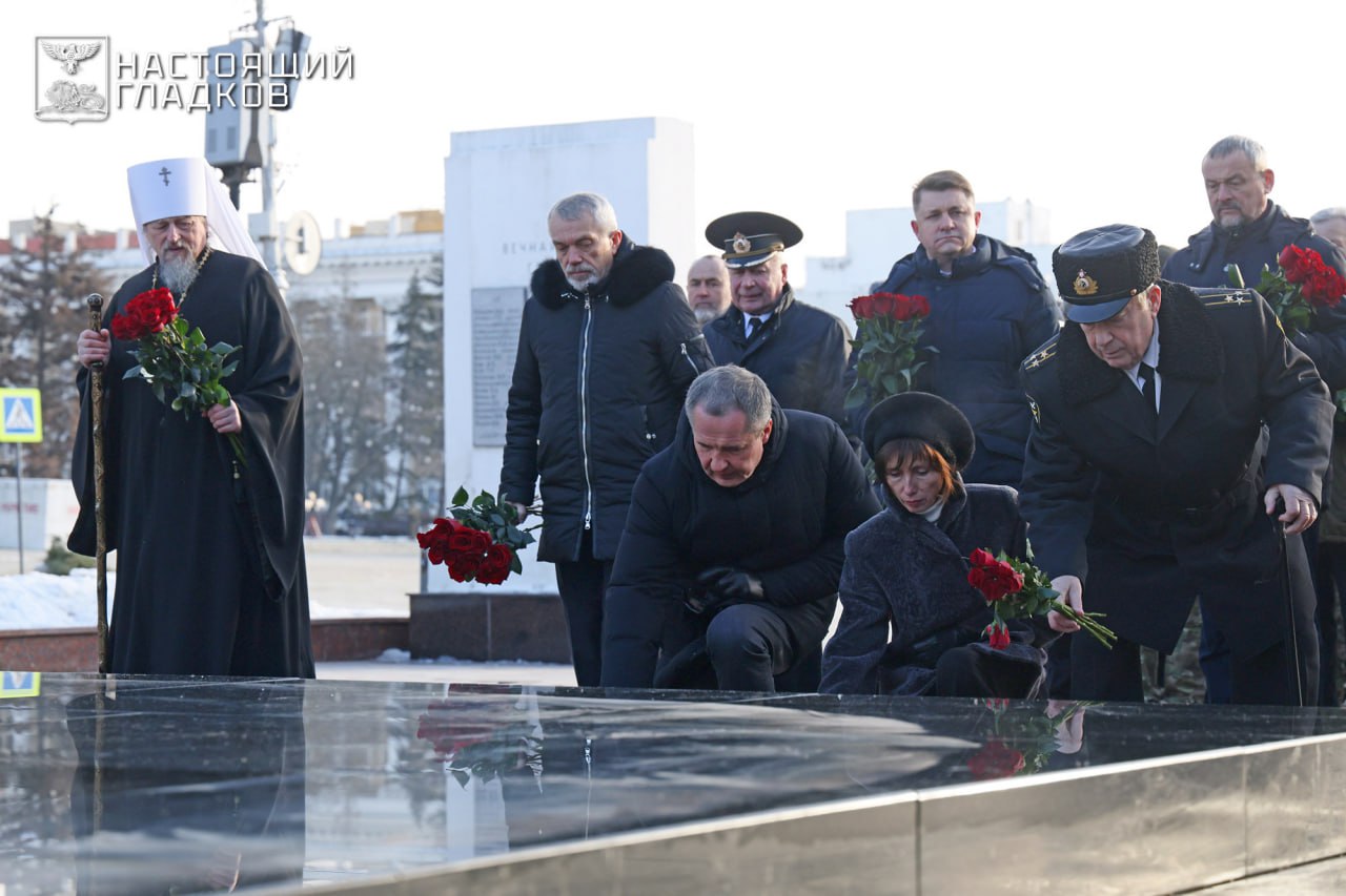 Вячеслав Гладков: В День защитника Отечества вместе с коллегами, ветеранами специальной военной операции, бойцами «Орлана», «БАРСа-Белгород», самообороны, руководством наших силовых структур возложили цветы к Вечному огню... Вячеслав Гладков: В День защитника Отечества вместе с коллегами, ветеранами специальной военной операции, бойцами «Орлана», «БАРСа-Белгород», самообороны, руководством наших силовых структур возложили цветы к Вечному огню...
