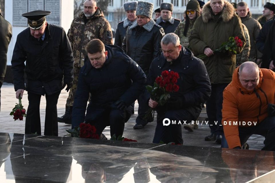 В День защитника Отечества первые лица региона и города, ветераны СВО, бойцы самообороны, депутаты и почётные гости возложили цветы к Вечному огню, памятникам Героям