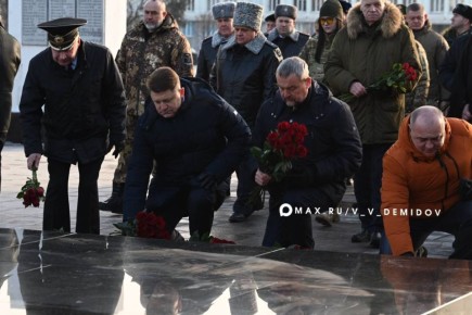 В День защитника Отечества первые лица региона и города, ветераны СВО, бойцы самообороны, депутаты и почётные гости возложили цветы к Вечному огню, памятникам Героям