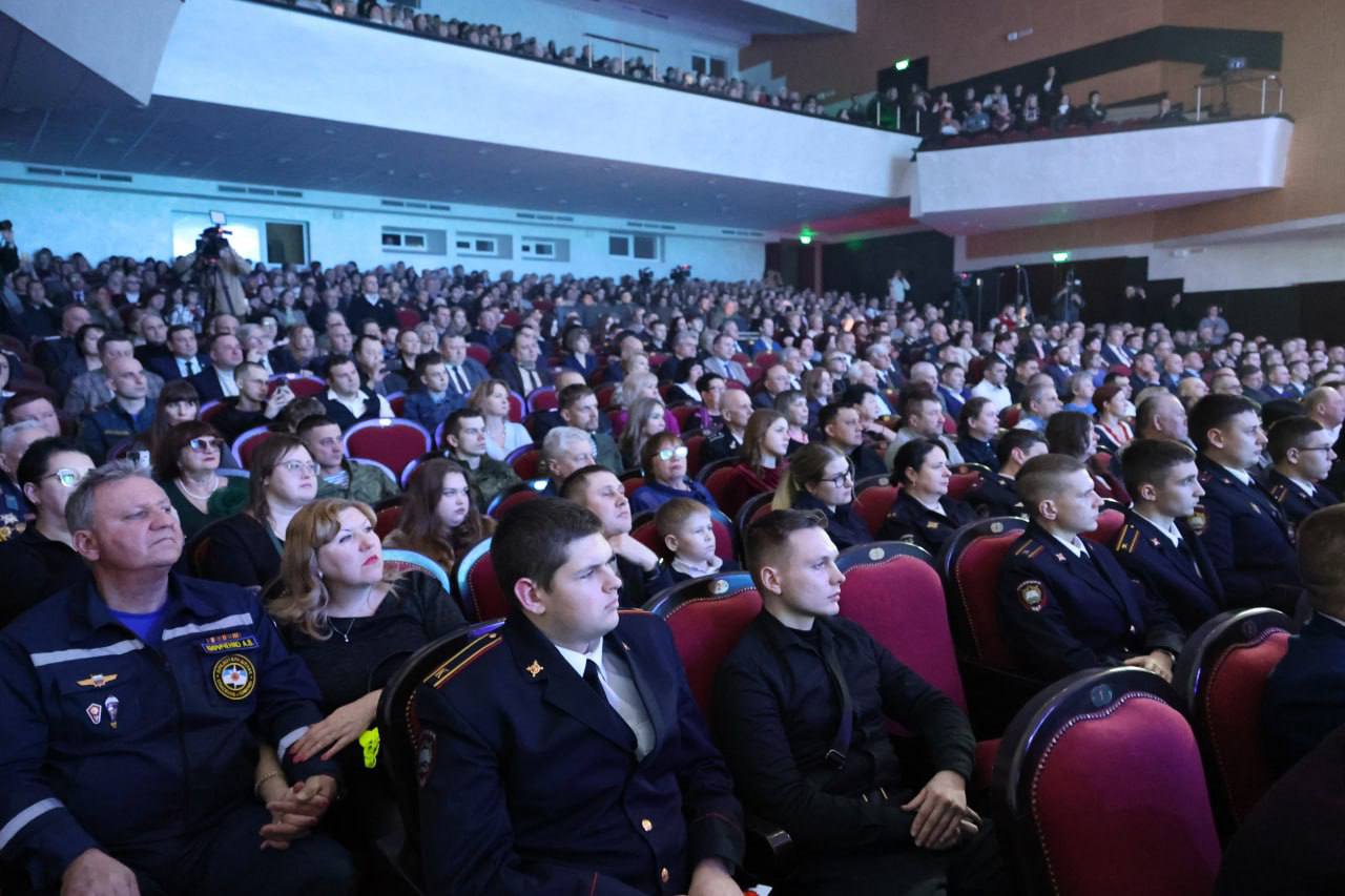 Юрий Клепиков: Дорогие земляки! От всей души поздравляю вас с Днём защитника Отечества — праздником мужества, чести и беззаветной преданности Родине! Юрий Клепиков: Дорогие земляки! От всей души поздравляю вас с Днём защитника Отечества — праздником мужества, чести и беззаветной преданности Родине!