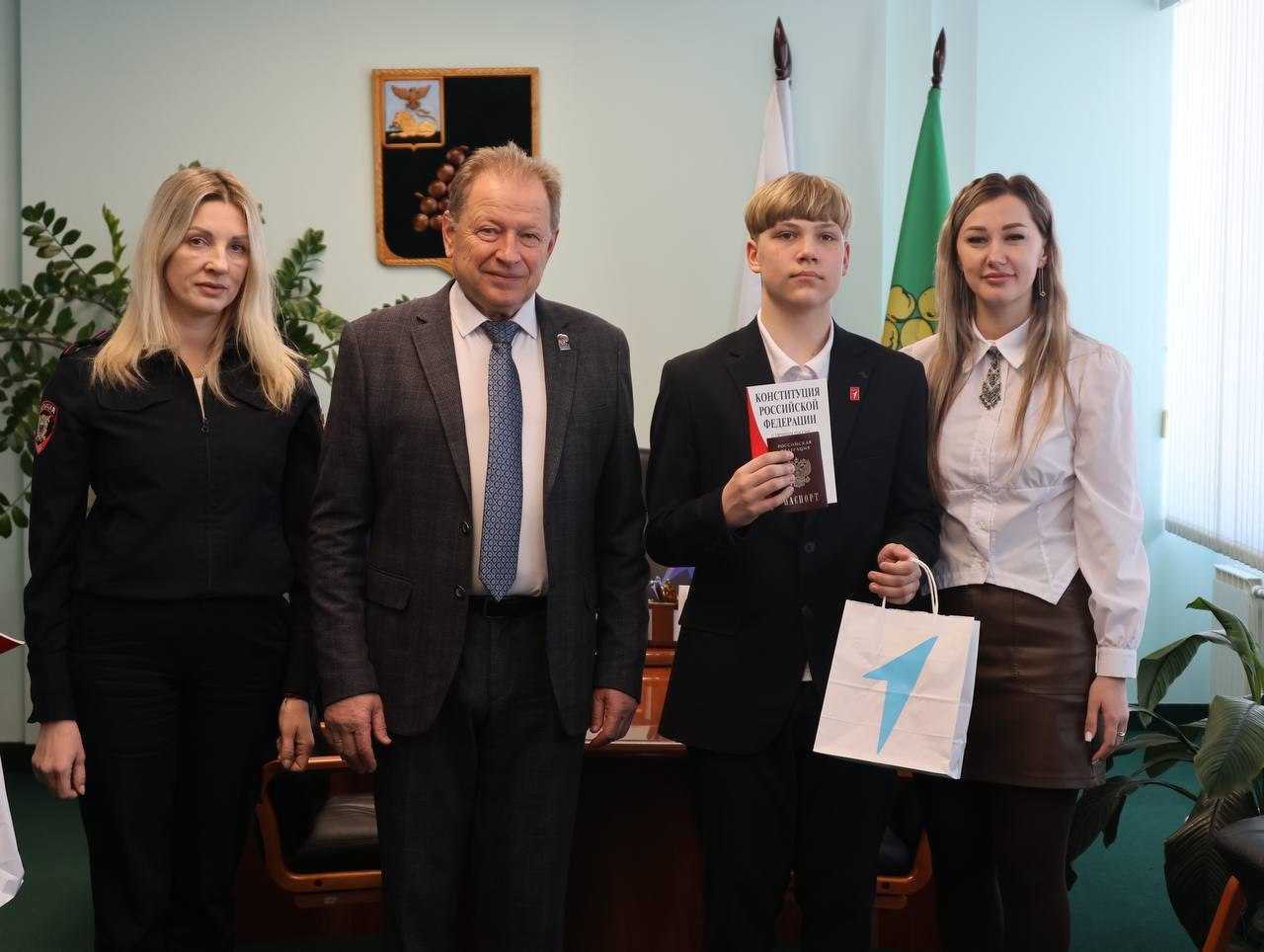 В Белгородской области в рамках празднования Дня защитника Отечества школьникам торжественно вручили первые паспорта В Белгородской области в рамках празднования Дня защитника Отечества школьникам торжественно вручили первые паспорта