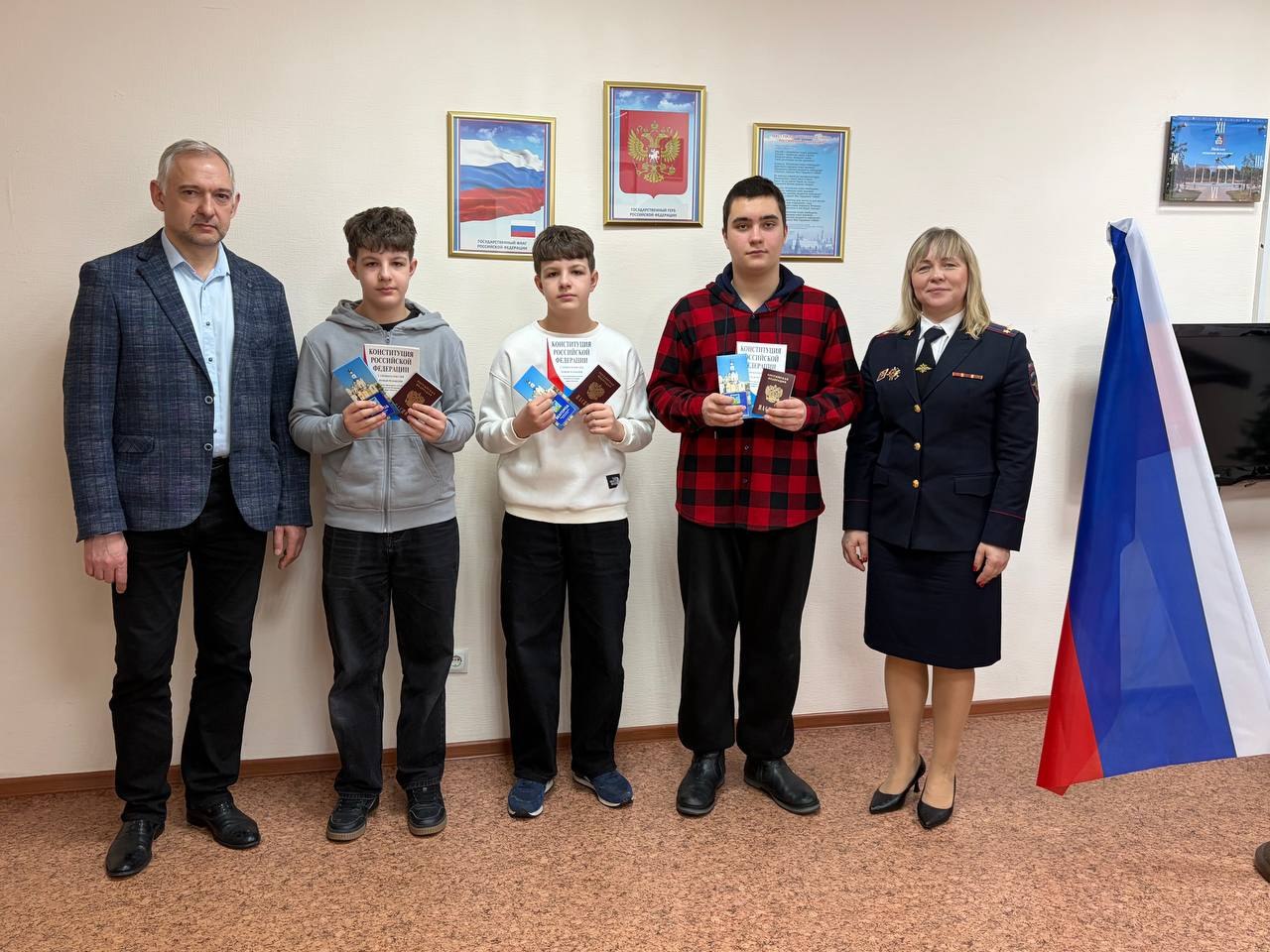 В Белгородской области в рамках празднования Дня защитника Отечества школьникам торжественно вручили первые паспорта В Белгородской области в рамках празднования Дня защитника Отечества школьникам торжественно вручили первые паспорта