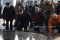 В День защитника Отечества первые лица региона и города, ветераны СВО, бойцы самообороны, депутаты и почётные гости возложили цветы к Вечному огню, памятникам Героям