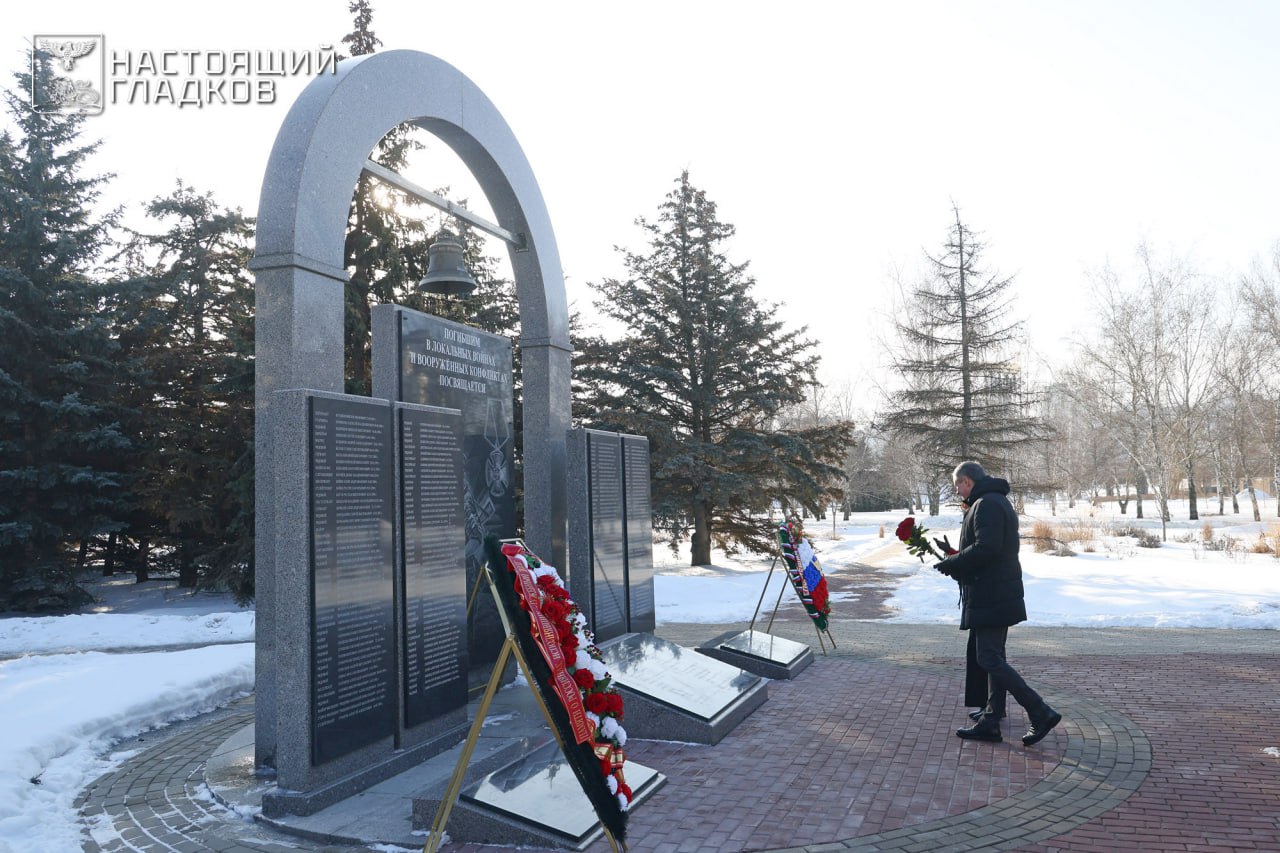 Вячеслав Гладков: В День защитника Отечества вместе с коллегами, ветеранами специальной военной операции, бойцами «Орлана», «БАРСа-Белгород», самообороны, руководством наших силовых структур возложили цветы к Вечному огню... Вячеслав Гладков: В День защитника Отечества вместе с коллегами, ветеранами специальной военной операции, бойцами «Орлана», «БАРСа-Белгород», самообороны, руководством наших силовых структур возложили цветы к Вечному огню...