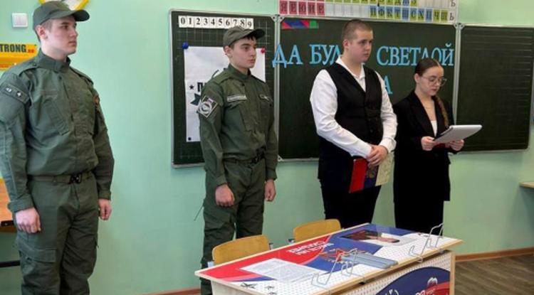 В школе Валуйского округа открыли «парту Героя»