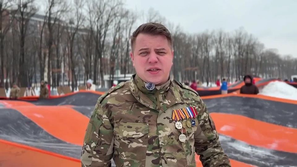 Знак памяти и поддержки: молодогвардейцы поздравили защитников Родины