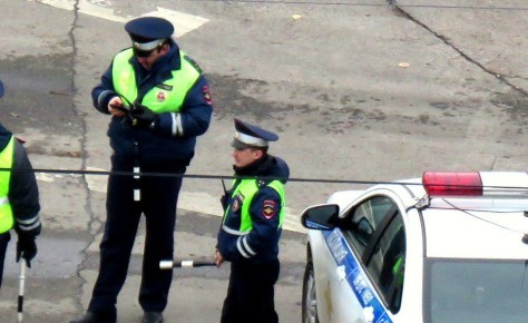 Когда водитель обязан остановиться: разбор законодательства и прав