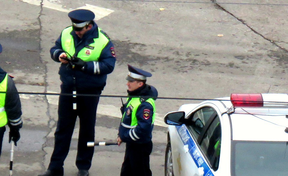 Когда водитель обязан остановиться: разбор законодательства и прав