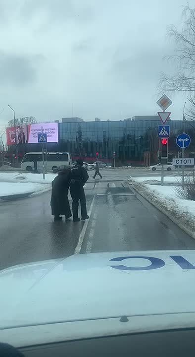 Пока мы выбираем маршрут, где шансы упасть минимальны, эти ребята ищут, кому помочь