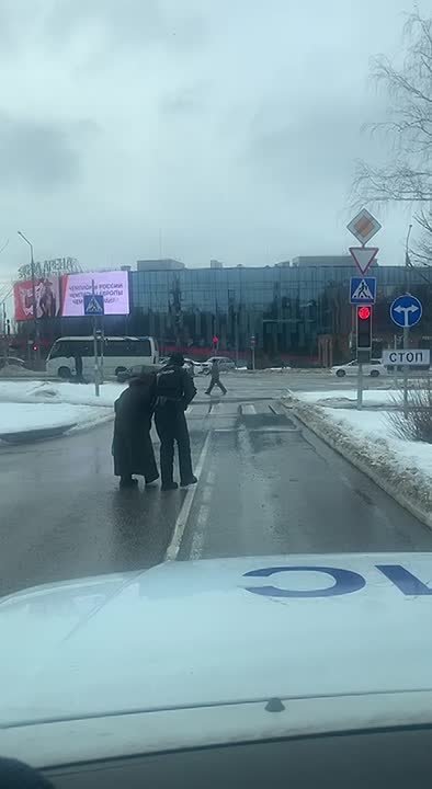 Пока мы выбираем маршрут, где шансы упасть минимальны, эти ребята ищут, кому помочь