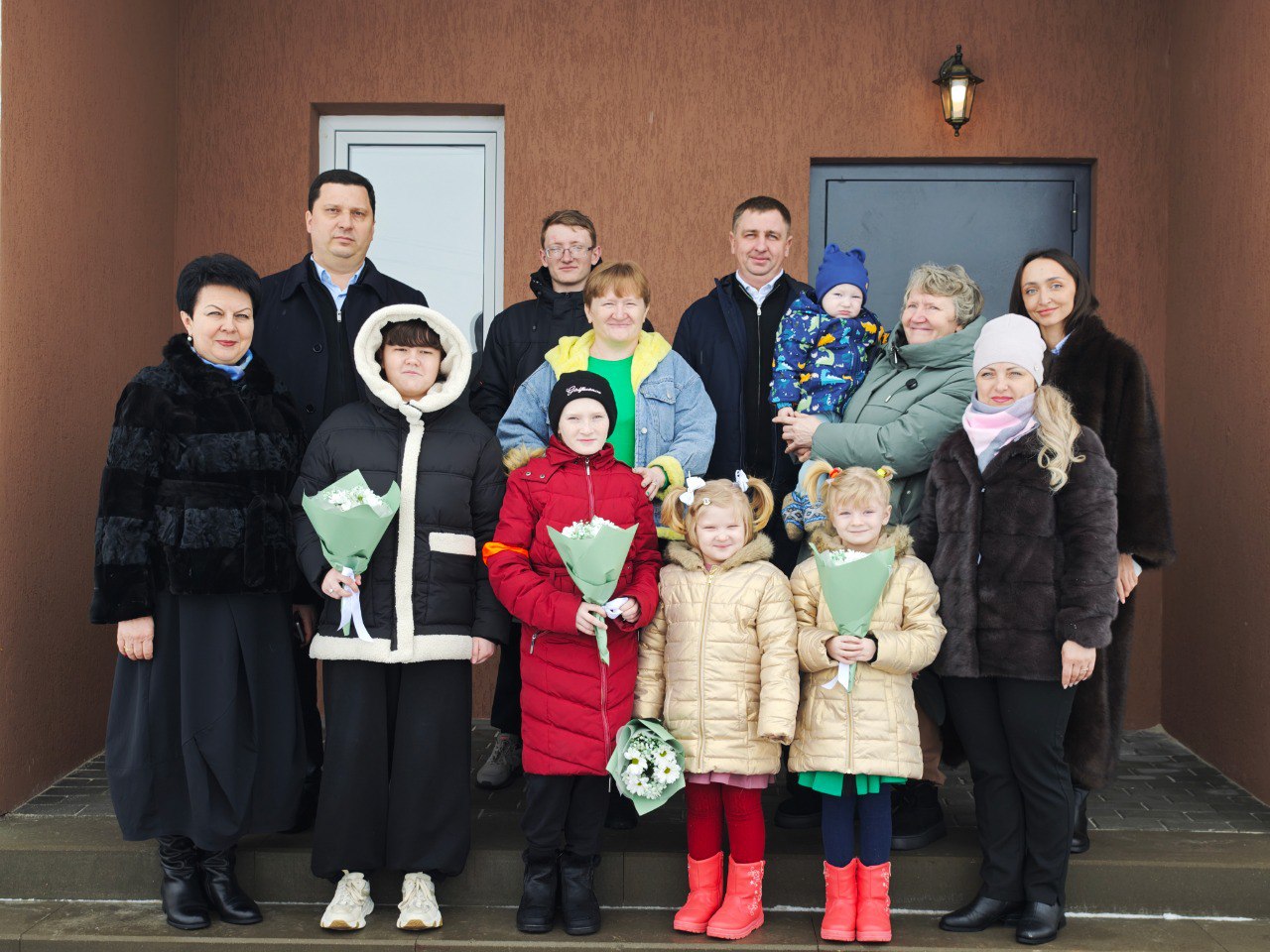 Сегодня две многодетные семьи получили ключи от собственных домов! Сегодня две многодетные семьи получили ключи от собственных домов!
