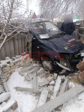 Учебный автомобиль протаранил забор на улице 8 Марта