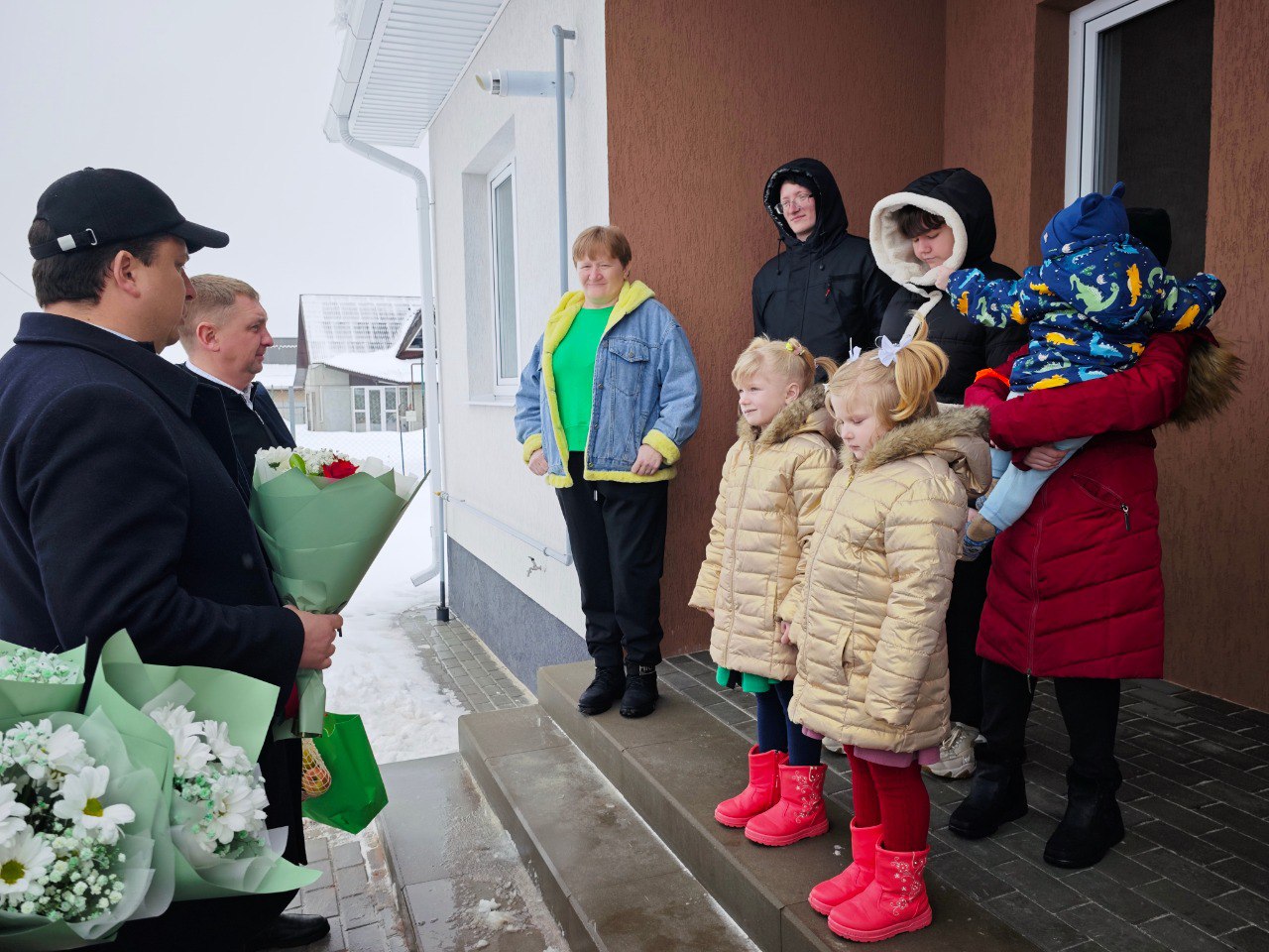 Сегодня две многодетные семьи получили ключи от собственных домов! Сегодня две многодетные семьи получили ключи от собственных домов!