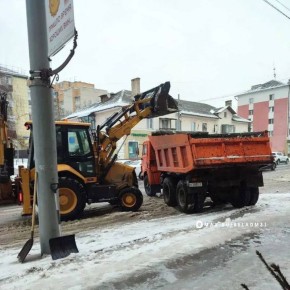 В Белгороде снег и наледь убирают 65 единиц техники и 415 рабочих