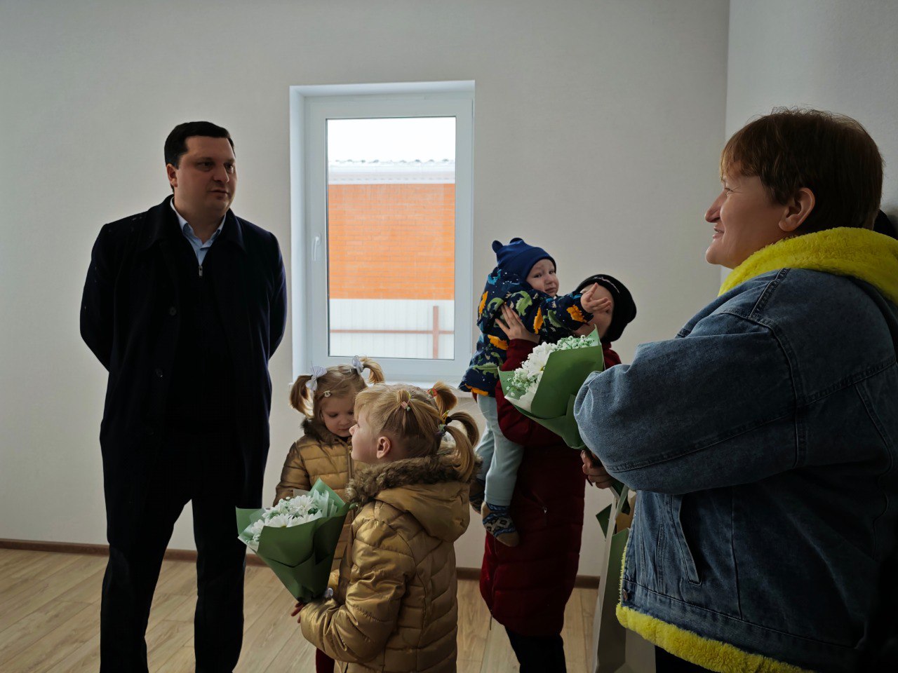 Сегодня две многодетные семьи получили ключи от собственных домов! Сегодня две многодетные семьи получили ключи от собственных домов!