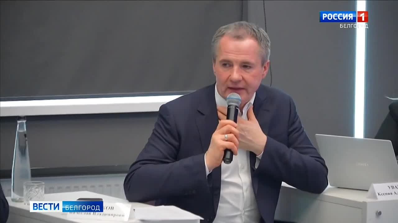 Экраны на стенах с ИИ, пространство для отдыха и портативный контейнер для сбора макулатуры: студенты Белгородского IT-колледжа вновь встретились с Вячеславом Гладковым и представили свои проекты по улучшению образовательной...