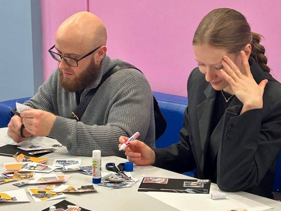 В кинотеатре «Победа» прошел мастер-класс «Коллаж-открытка: стоп-кадр» с экскурсионной программой «Лабиринты культурного наследия» В кинотеатре «Победа» прошел мастер-класс «Коллаж-открытка: стоп-кадр» с экскурсионной программой «Лабиринты культурного наследия»