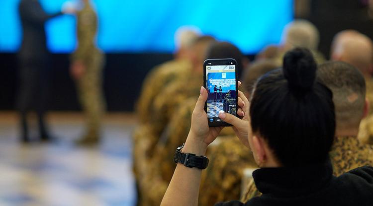 Вячеслав Гладков вручил бойцам белгородской самообороны региональные и ведомственные награды