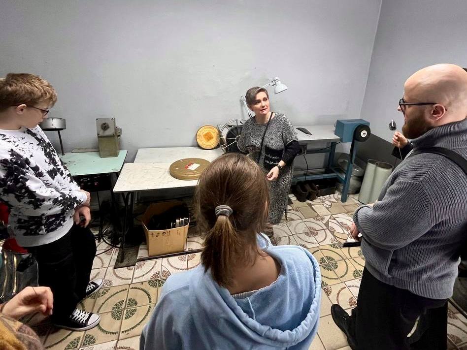 В кинотеатре «Победа» прошел мастер-класс «Коллаж-открытка: стоп-кадр» с экскурсионной программой «Лабиринты культурного наследия» В кинотеатре «Победа» прошел мастер-класс «Коллаж-открытка: стоп-кадр» с экскурсионной программой «Лабиринты культурного наследия»