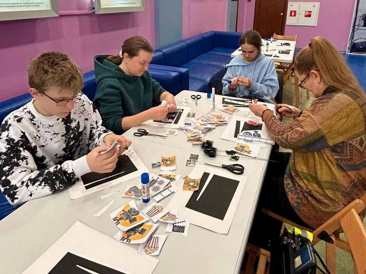 В кинотеатре «Победа» прошел мастер-класс «Коллаж-открытка: стоп-кадр» с экскурсионной программой «Лабиринты культурного наследия»