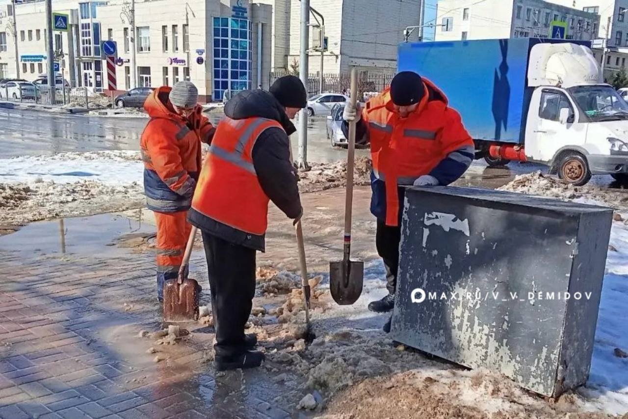 Несмотря на оперативную обстановку, в Белгороде продолжается плановая уборка Несмотря на оперативную обстановку, в Белгороде продолжается плановая уборка