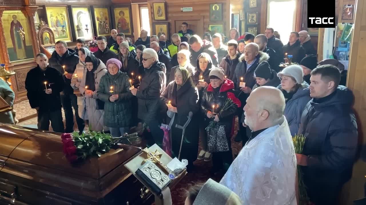 В Белгороде началась церемония прощания со старшим лейтенантом полиции Денисом Братущенко, который погиб при взрыве рядом с машиной ДПС у Савеловского вокзала в Москве
