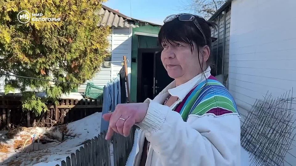 «По крыше попало, потолок провис, за счёт мебели держится»