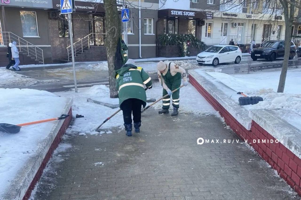 Несмотря на оперативную обстановку, в Белгороде продолжается плановая уборка Несмотря на оперативную обстановку, в Белгороде продолжается плановая уборка