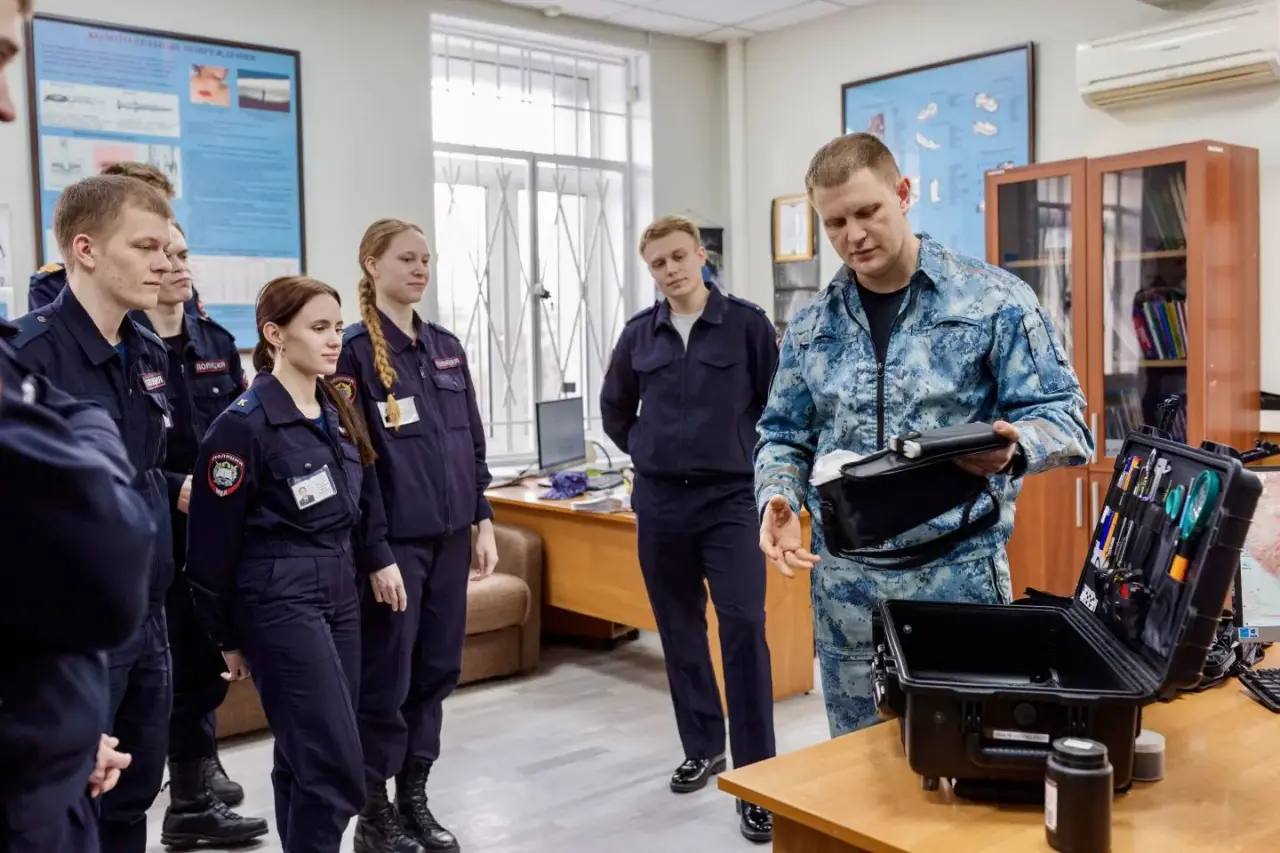 Будущих криминалистов познакомили с работой экспертных подразделений на транспорте Будущих криминалистов познакомили с работой экспертных подразделений на транспорте