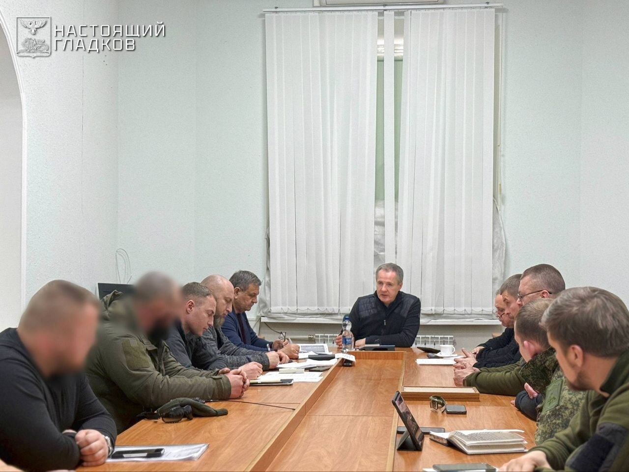 Вячеслав Гладков обсудил меры защиты жителей Грайворонского округа от дронов ВСУ Вячеслав Гладков обсудил меры защиты жителей Грайворонского округа от дронов ВСУ