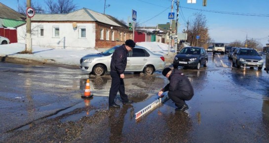 Ямы на белгородских дорогах обследуют сотрудники Госавтоинспекции