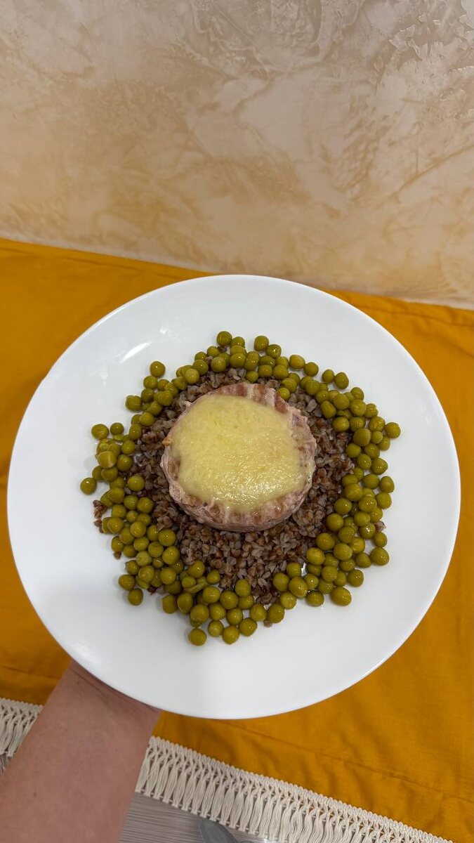 Ужин с акцентом на простоту: стейк из тунца с сыром и гарниром