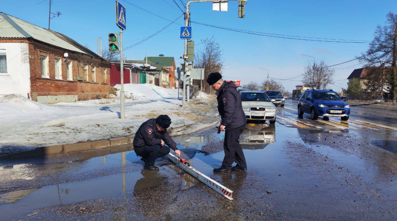 Сотрудники Госавтоинспекции осуществляют проверки эксплуатационного состояния УДС