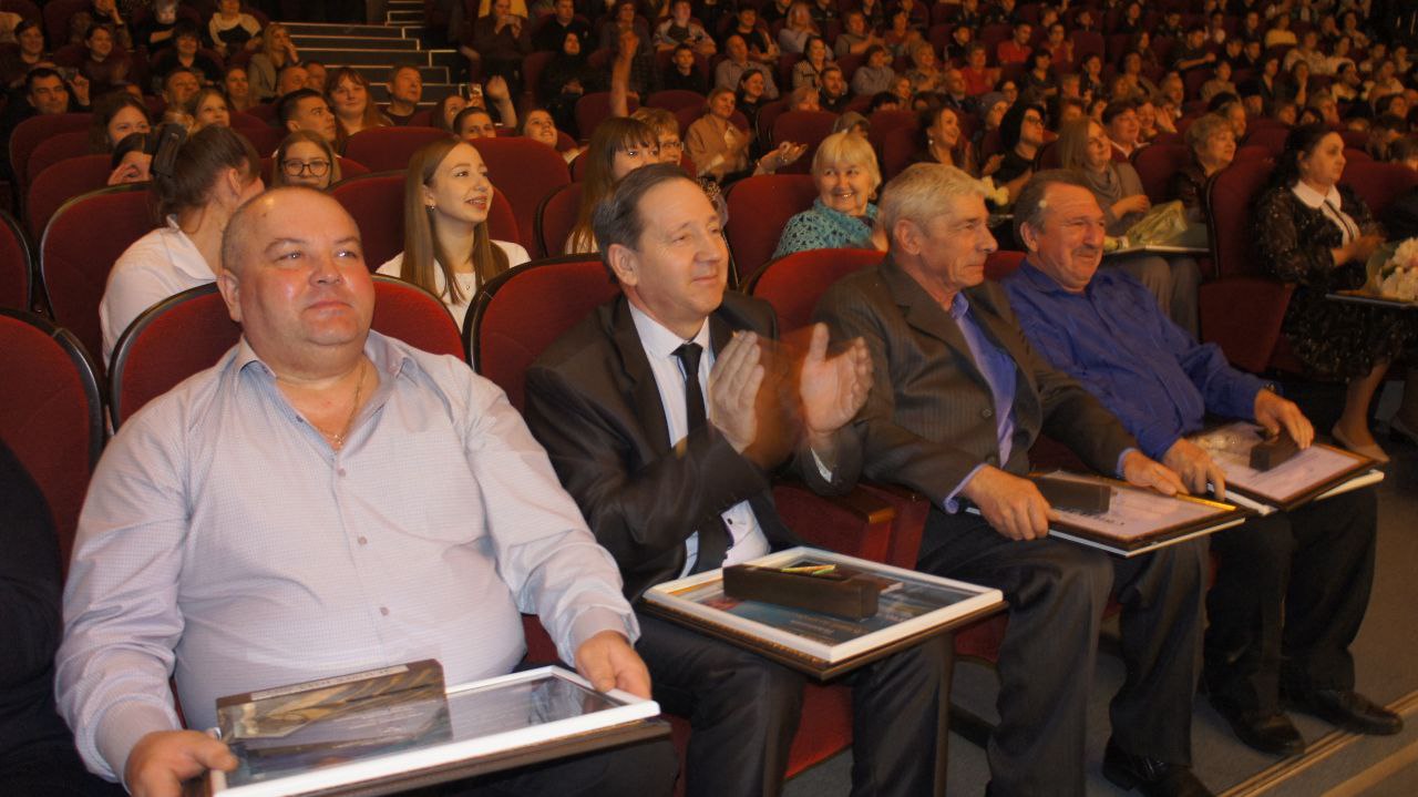 Памятные кадры церемонии присвоения звания "Человек Года – 2025" и торжественного открытия Года единства народов России Памятные кадры церемонии присвоения звания "Человек Года – 2025" и торжественного открытия Года единства народов России