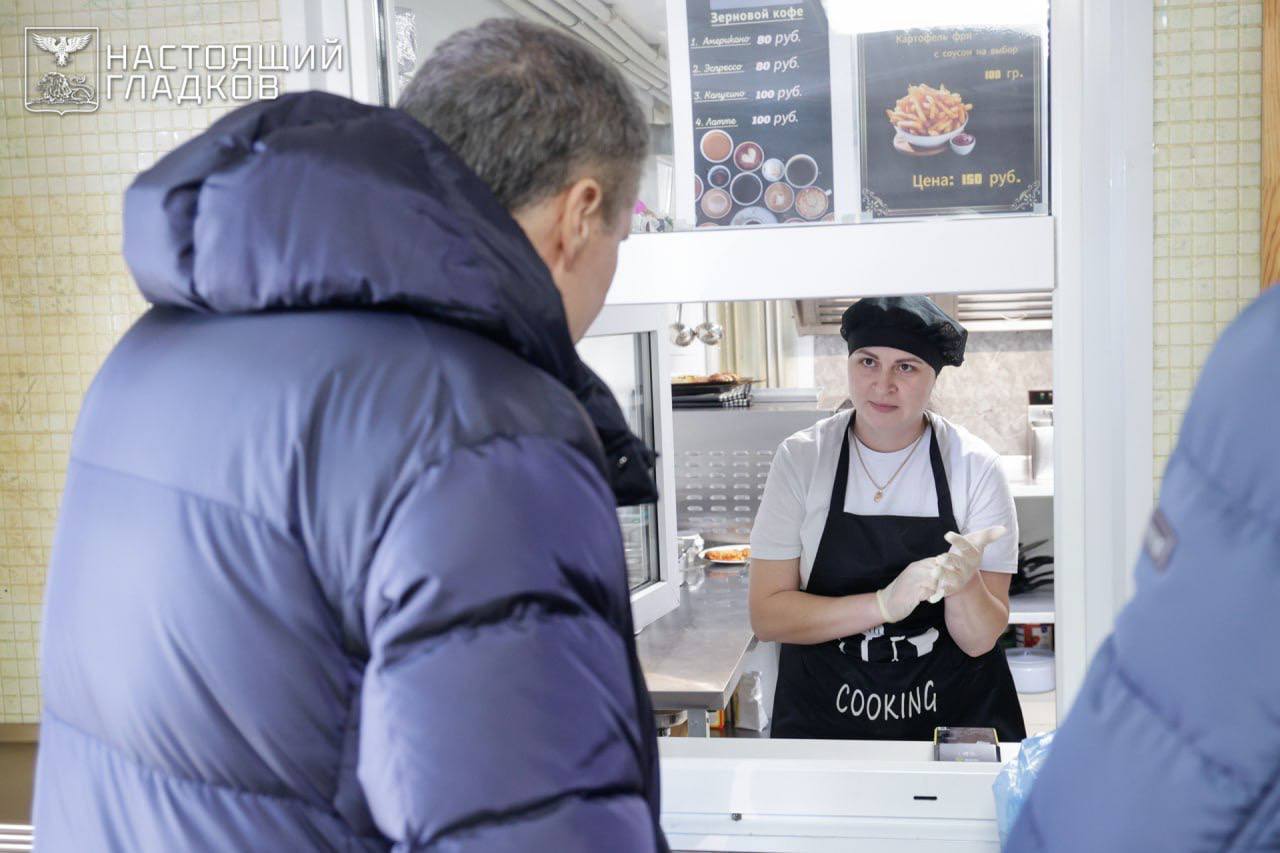 Вячеслав Гладков: Как и обещал, заехал пообедать в столовую, которую открыл ветеран СВО Евгений Бабенко в Яковлевском округе Вячеслав Гладков: Как и обещал, заехал пообедать в столовую, которую открыл ветеран СВО Евгений Бабенко в Яковлевском округе