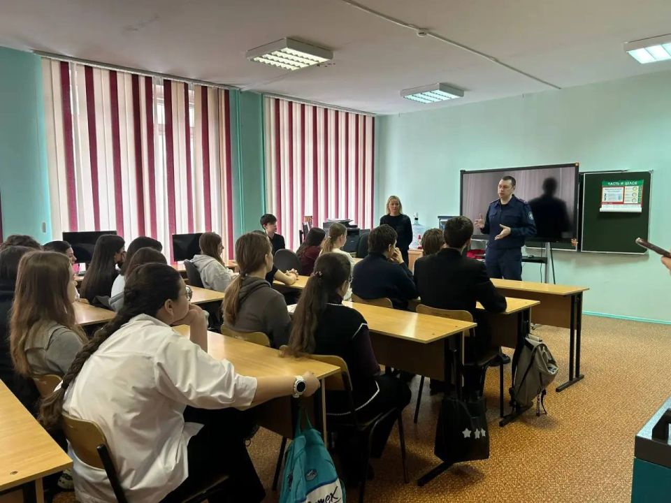 В Губкине руководитель следственного отдела провел профилактическую встречу со школьниками