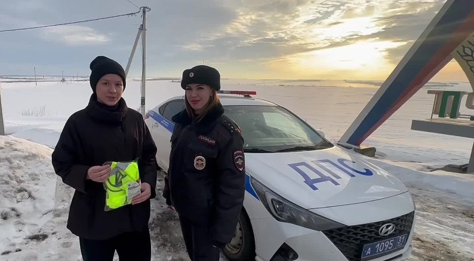 Уважаемые пешеходы. Сотрудники Госавтоинспекции и волонтеры подготовили для вас видеообращение Молодые активисты напоминают о простых, но эффективных мерах безопасности в темное время суток и при ограниченной видимости:...