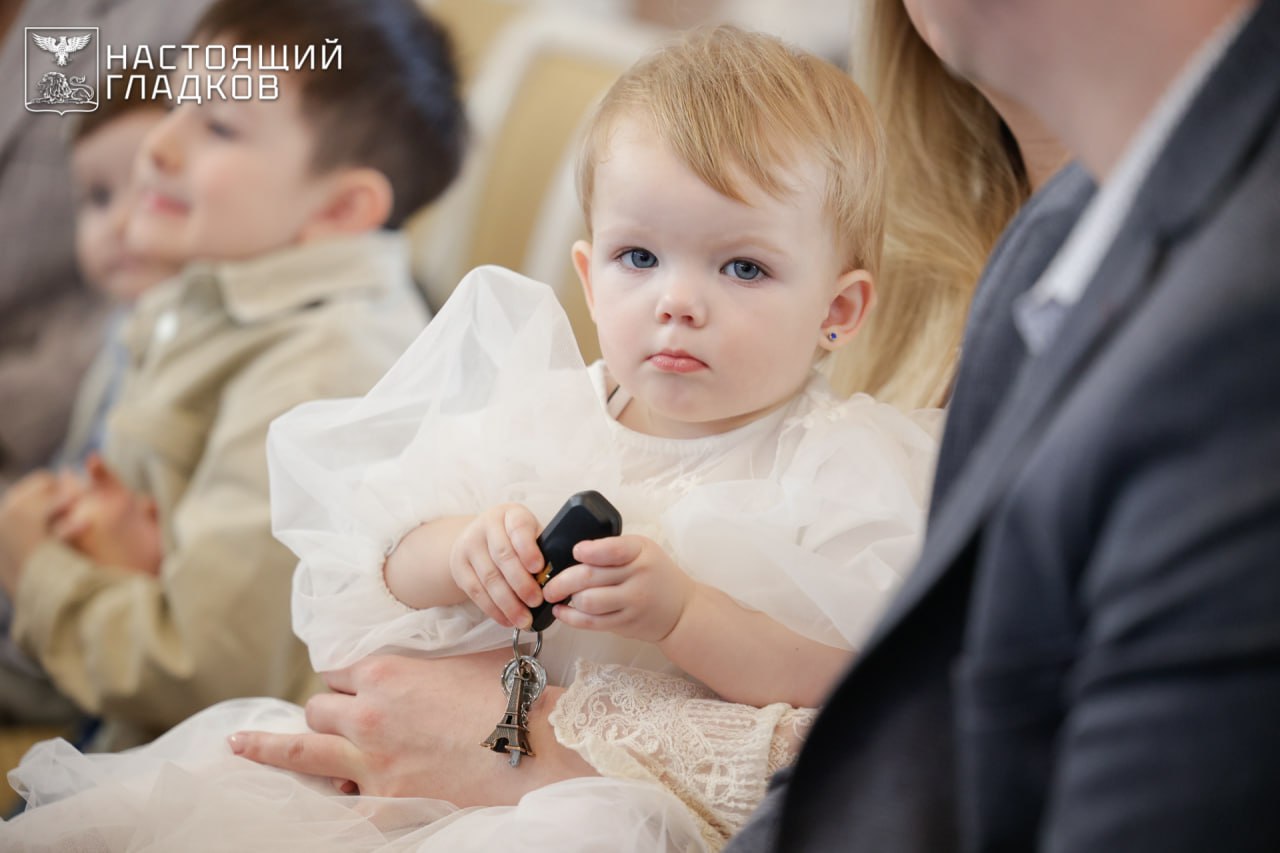 Вячеслав Гладков вручил сертификаты на жильё 46 молодым семьям Вячеслав Гладков вручил сертификаты на жильё 46 молодым семьям