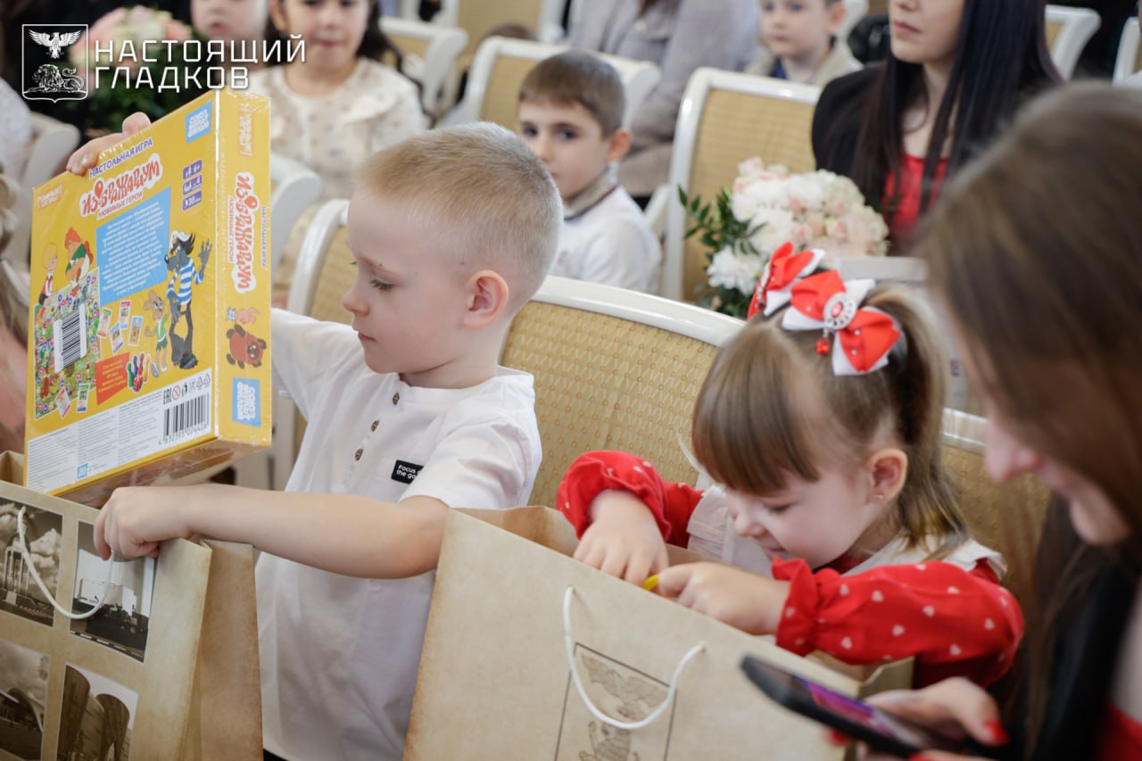 Вячеслав Гладков вручил сертификаты на жильё 46 молодым семьям Вячеслав Гладков вручил сертификаты на жильё 46 молодым семьям