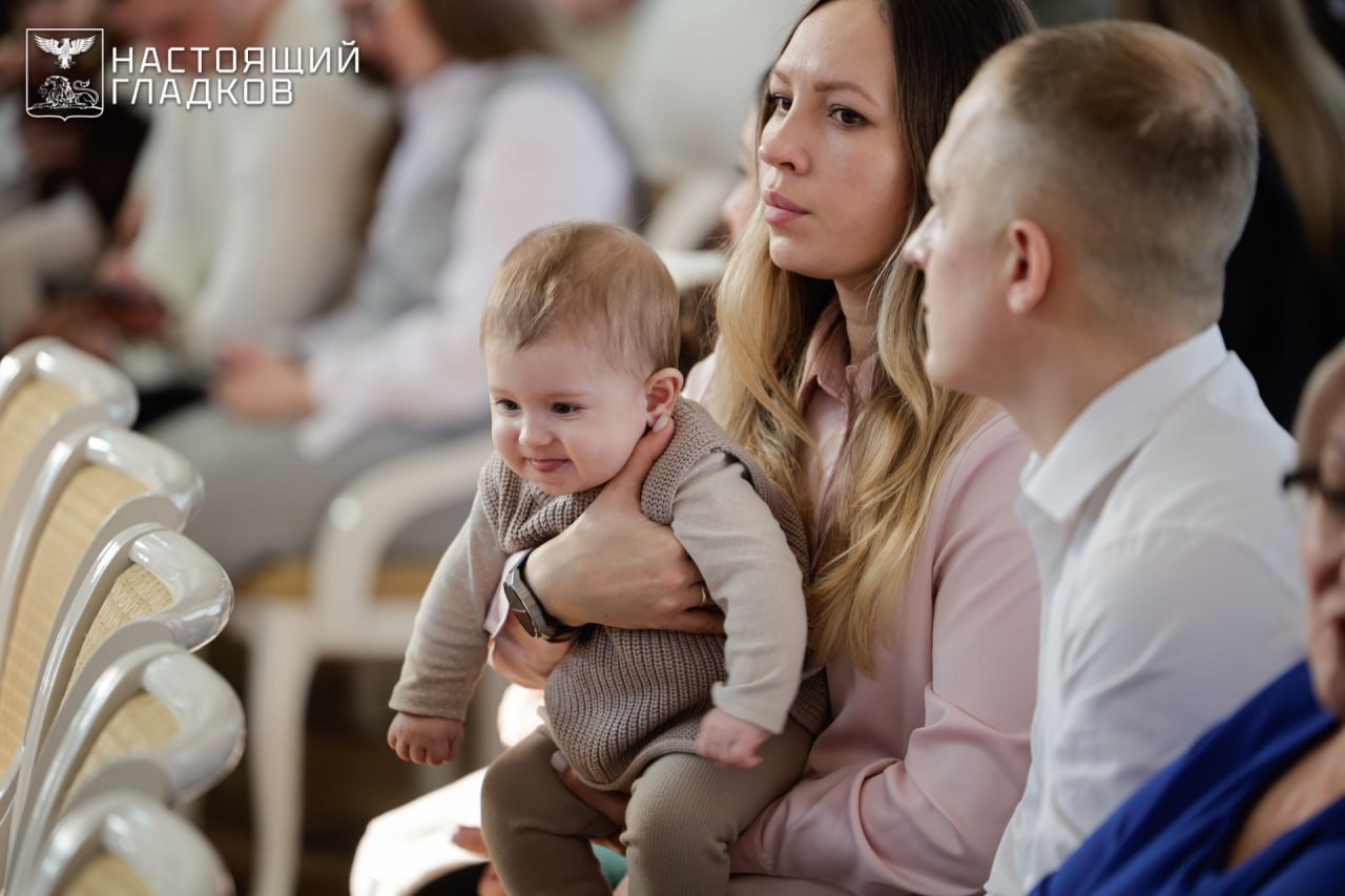 Вячеслав Гладков: Вручил сертификаты на приобретение или строительство жилья 46 молодым семьям Вячеслав Гладков: Вручил сертификаты на приобретение или строительство жилья 46 молодым семьям