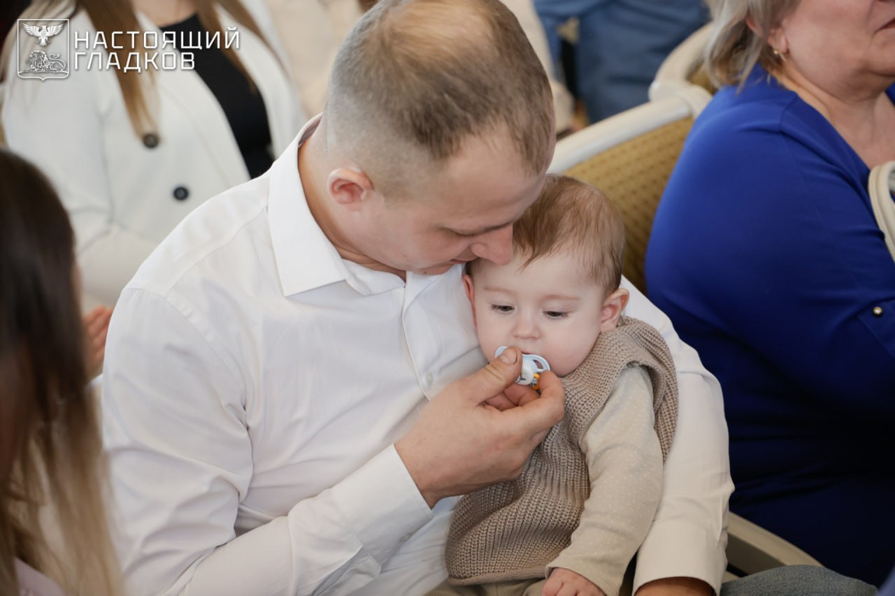 Вячеслав Гладков вручил сертификаты на жильё 46 молодым семьям Вячеслав Гладков вручил сертификаты на жильё 46 молодым семьям