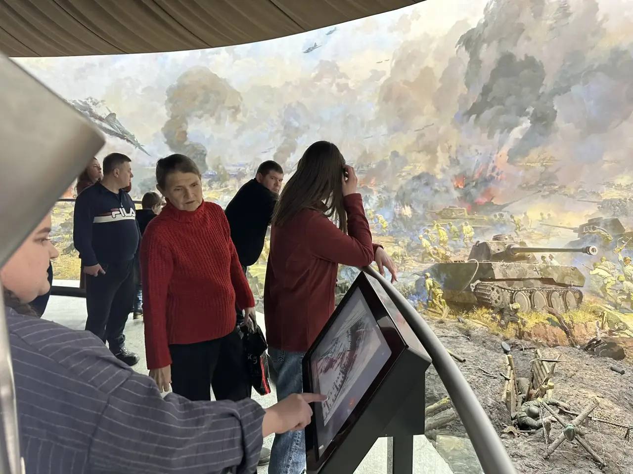В музее-диораме «Курская битва. Белгородское направление» состоялась авторская экскурсия «За полотном» В музее-диораме «Курская битва. Белгородское направление» состоялась авторская экскурсия «За полотном»