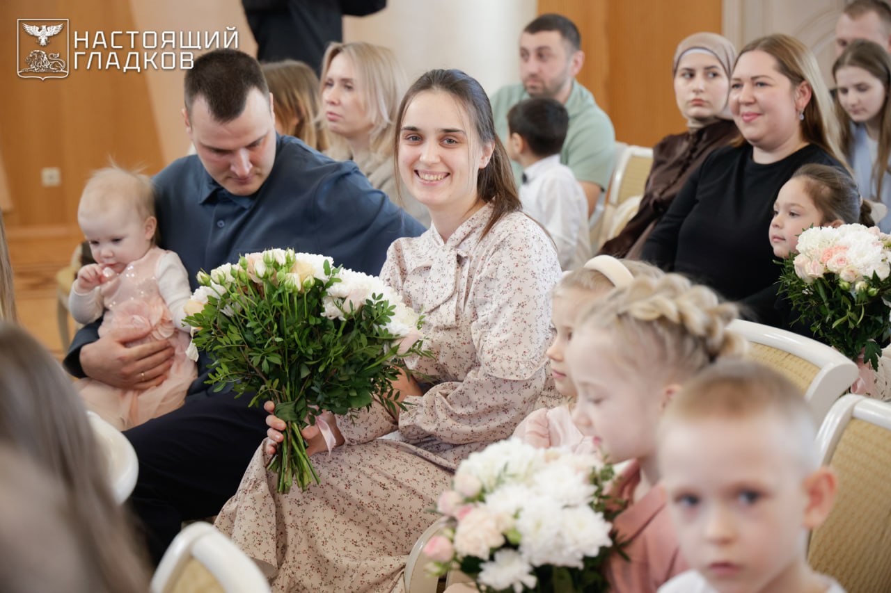 Вячеслав Гладков вручил сертификаты на жильё 46 молодым семьям Вячеслав Гладков вручил сертификаты на жильё 46 молодым семьям