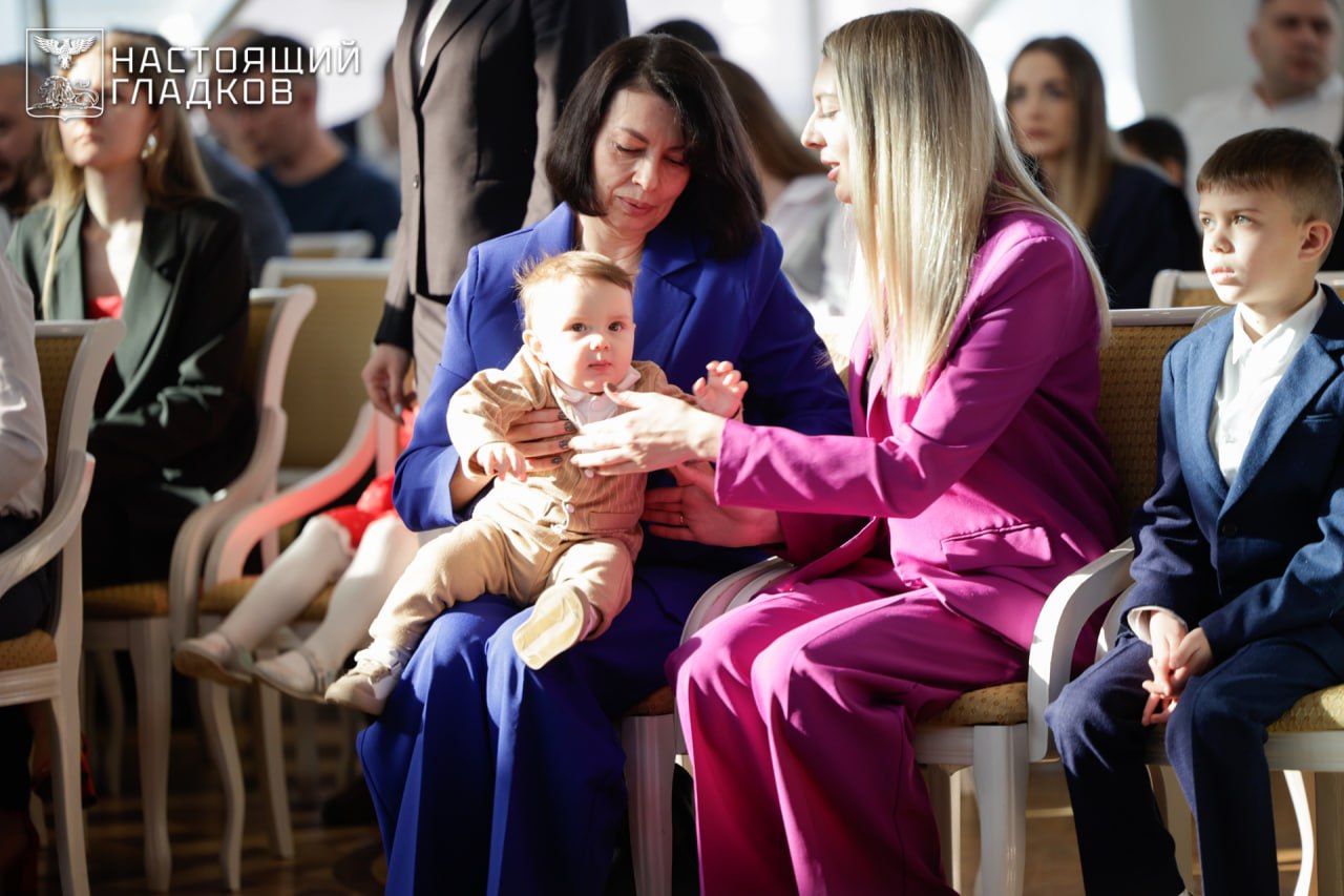 Вячеслав Гладков: Вручил сертификаты на приобретение или строительство жилья 46 молодым семьям Вячеслав Гладков: Вручил сертификаты на приобретение или строительство жилья 46 молодым семьям